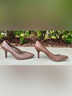 Size 9.5 Kenneth Cole Reaction Brown Leather Pointed Toe Pumps
